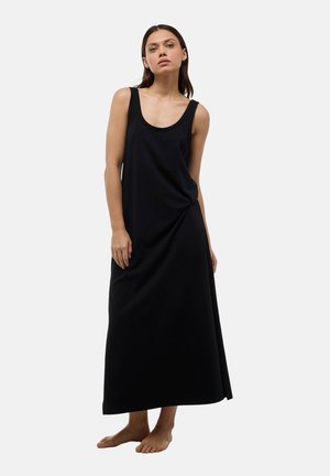Robe maxi noire en tissu doux, avec un décolleté arrondi et de larges bretelles, à coupe ample et longueur au sol.