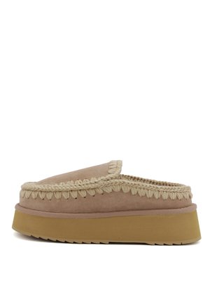 Zoccoli in suede rosa senza lacci con rifinitura in tessuto intrecciato, una spessa suola in gomma beige e una punta arrotondata per comfort e stile.