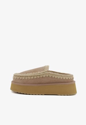 Sabots en suède rose à enfiler avec un liseré en textile tressé, une épaisse semelle en caoutchouc beige et un design à bout rond pour le confort et le style.