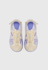 Helle gelbe Wasserschuhe mit lila Akzenten, durchbrochenem Design, runder Zehenpartie und verstellbarem Riemen, ausgestattet mit einer strukturierten Sohle für Halt.