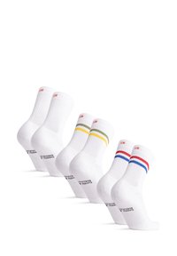 Calcetines de algodón blancos con textura acanalada, que presentan rayas de colores en amarillo, verde y rojo/azul. Cada calcetín tiene un logo cerca del talón.