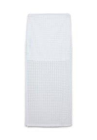 Tessuto bianco testurizzato con un motivo a griglia, caratterizzato da una lavorazione aperta. Il design è rettangolare e si drappeggia verticalmente, con un bordo orlato.