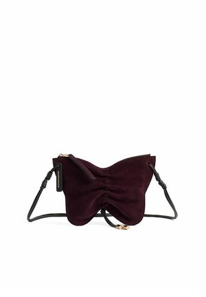 Piccola borsa a mano in velluto viola scuro a forma di fiocco con tracolla nera regolabile e cursore della cerniera dorato.