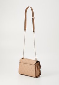 Bežna crossbody torba s utisnutim uzorkom, teksturiranom kožom, remenom s lancem i preklopom. Kompaktna i strukturirana forma.