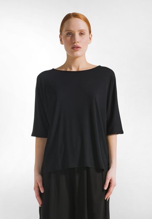 - T-shirt z nadrukiem