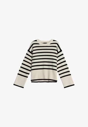 Pull en maille blanche avec des rayures horizontales noires, des poignets et un ourlet larges côtelés, et un col rond.