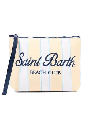 Klein zakje met rits met verticale lichtgele en witte strepen, donkerblauw polsbandje en tekst "Saint Barth Beach Club" in donkerblauwe letters.