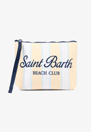 Klein zakje met rits met verticale lichtgele en witte strepen, donkerblauw polsbandje en tekst "Saint Barth Beach Club" in donkerblauwe letters.