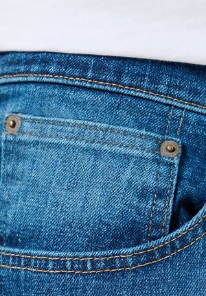 Niebieskie jeansy z denimu z małą tylną kieszenią, ozdobione złotym przeszyciem i metalowymi nitemi. Gładka faktura i klasyczny krój.