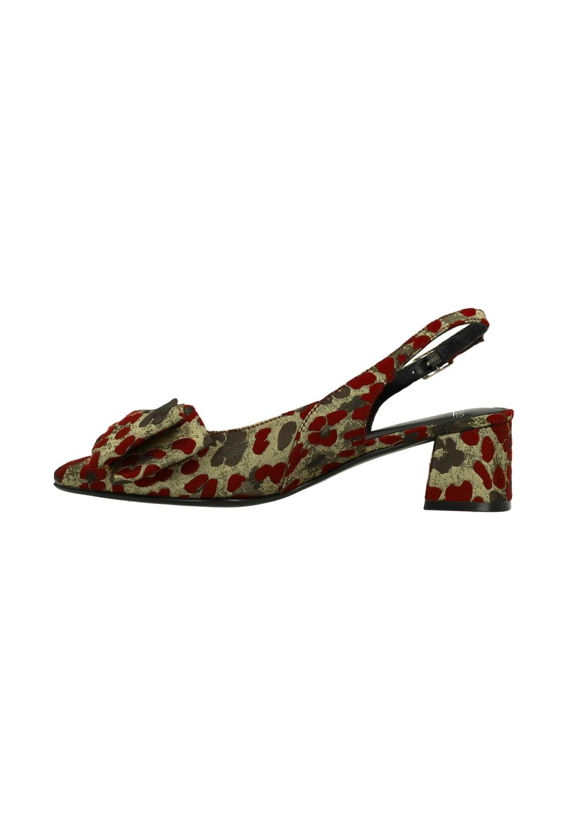Dames slingback schoen met blokhak, beige stof met rode en bruine luipaardvlekken, voorzien van een grote stoffen strik op de teen.