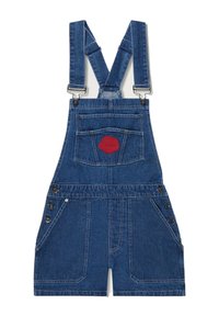 Salopette di denim con bretelle regolabili, una patch con logo rosso, tasche frontali e dettagli con bottoni. Presenta una lunghezza cropped e lavaggio blu.