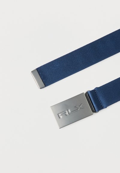 Μπλε υφασμάτινη ζώνη με ασημί ορθογώνια αγκράφα, χαραγμένη με το "RLX" σε λευκό απλό φόντο.