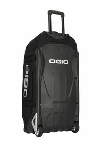 Bolsa de deporte con ruedas negra, con una base de plástico rígido, esquinas reforzadas y un asa telescópica; presenta acentos de logo y ruedas duraderas.