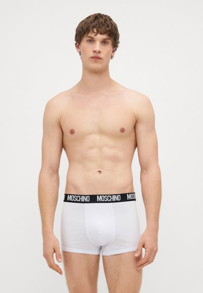 Biele boxerky s čiernym pásom s logom "MOSCHINO", vyrobené z bavlny, priliehavý strih a hladká textúra.