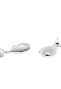 Orecchini a goccia in argento con una superficie liscia e riflettente, caratterizzati da design a forma di goccia allungata e arrotondata, collegati da una piccola catena.