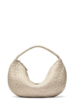 Beige vævet læderhobo-taske med en rund, slasket form og flettet hank, med lynlås på den ene side.