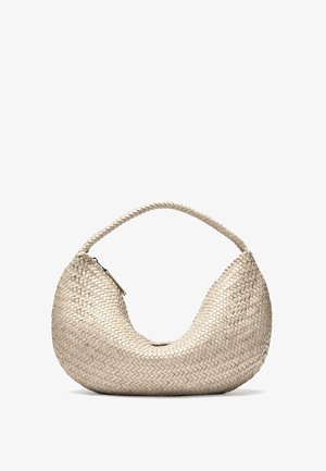 Beige geweven leren hobo-tas met een afgeronde, slungelige vorm en gevlochten handvat, voorzien van een rits aan één kant.