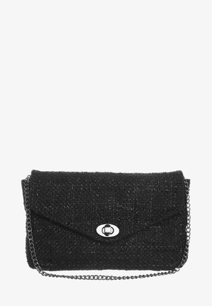 Pochette noire texturée avec une finition tissée, quincaillerie en argent, chaîne en bandoulière et fermoir à pression. Forme rectangulaire compacte.
