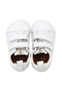 Zapatillas blancas con dos correas de Velcro, punta redonda, material superior texturizado, forro interior marrón y detalle del logo en la lengüeta.