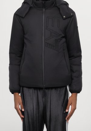Veste matelassée noire avec col montant, fermeture éclair devant, deux poches latérales zippées et logo EA embossé sur la poitrine.