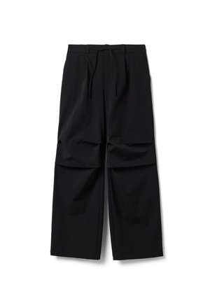 Pantaloni neri a gamba larga con vita con coulisse e dettagli di cuciture sulle ginocchia, mostrati su sfondo bianco.