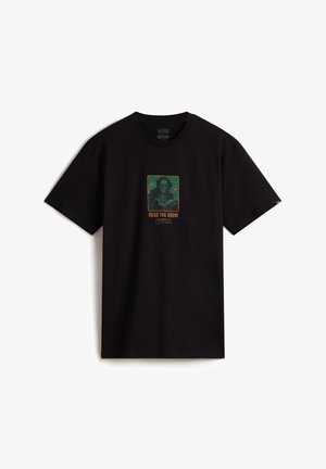 T-shirt noir Vans avec un graphisme vert et orange d’un squelette lisant un livre et le texte "READ THE ROOM CLASSIC LIT" sur la poitrine.