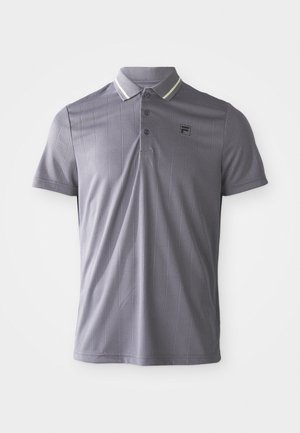 Polo de manga corta gris con sutiles rayas verticales, tapeta de tres botones y parche de logo en el lado izquierdo del pecho, cuello con acentos de rayas claras.