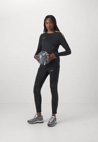 Nike Performance STRIKE CREW TOP - Top dugih rukava - black/jersey gold/metallic gold