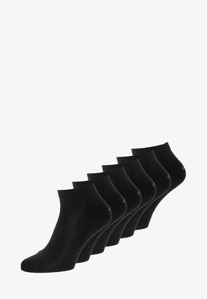 Schwarze Knöchelsocken, die in einer Reihe präsentiert werden. Hergestellt aus einem glatten Stoff mit dehnbarem Textur. Jede Socke hat einen gerippten Bund und minimales Branding.