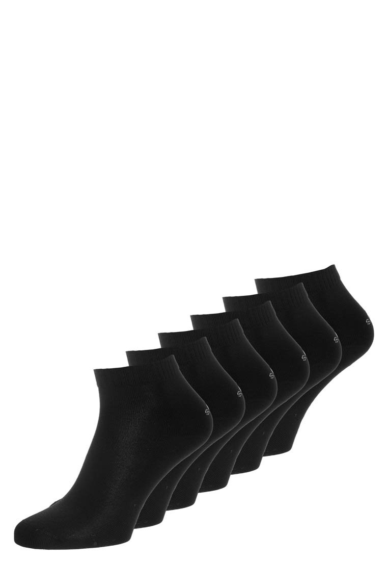 Schwarze Knöchelsocken, die in einer Reihe präsentiert werden. Hergestellt aus einem glatten Stoff mit dehnbarem Textur. Jede Socke hat einen gerippten Bund und minimales Branding.