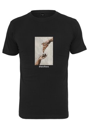 Schwarzes Baumwoll-T-Shirt mit einer zentralen Grafik von Händen, die ein Pizzastück austauschen, darunter in Weiß der Schriftzug "God Given".