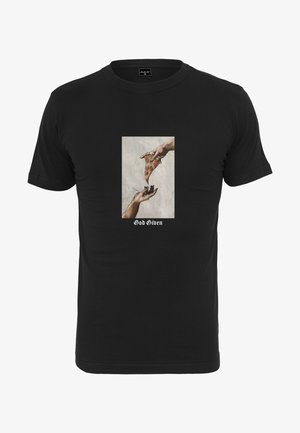 Czarny bawełniany t-shirt z centralnym motywem graficznym przedstawiającym ręce wymieniające kawałek pizzy oraz białym napisem "God Given" poniżej obrazka.