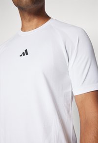 adidas Performance TENNIS PRO SEAMLESS AEROREADY FREELIFT - Camiseta deportiva - white