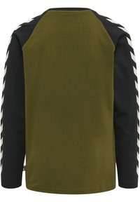 Langærmet skjorte med olivengrøn krop, sorte ærmer og hvide zigzag-accenter langs skuldre og ærmer. Glat tekstur.