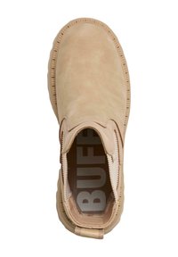 Zapato beige de tipo slip-on con parte superior de ante texturizada, paneles laterales elásticos y suela de goma gruesa; presenta costuras sutiles y un logo en la plantilla.