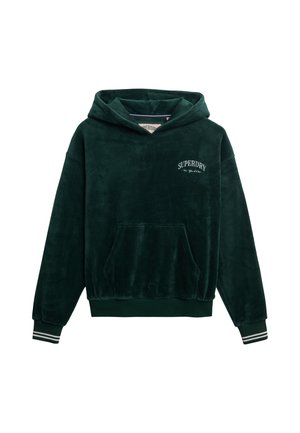 Felpa verde in velluto con tasca frontale, cappuccio regolabile con cordino e logo "SUPERDRY" bianco. Presenta polsini a righe e un design dal fit rilassato.