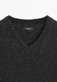 Dunkelgrauer, gestrickter Pullover mit V-Ausschnitt, ausgestattet mit einem strukturierten Stoff und einem Etikett, das "Massimo Dutti, Made in Italy" angibt.