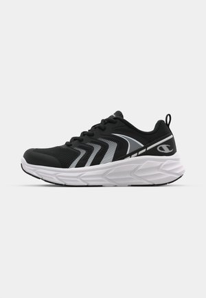 Scarpe da ginnastica nere con tomaia in mesh testurizzato, accenti bianchi e suola ammortizzata. Presentano un design con lacci e un logo sul tallone.