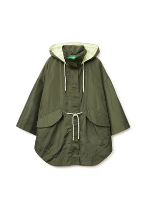 Lockerer olivgrüner Regenmantel mit Kapuze, vorderen Aufgesetzten Taschen und weißen, verstellbaren Kordeln an Taille und Kapuze.