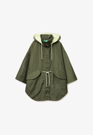 Loszittende olijfgroene regenjas met capuchon, voorvouwzakken en witte verstelbare trekkoorden bij de taille en capuchon.