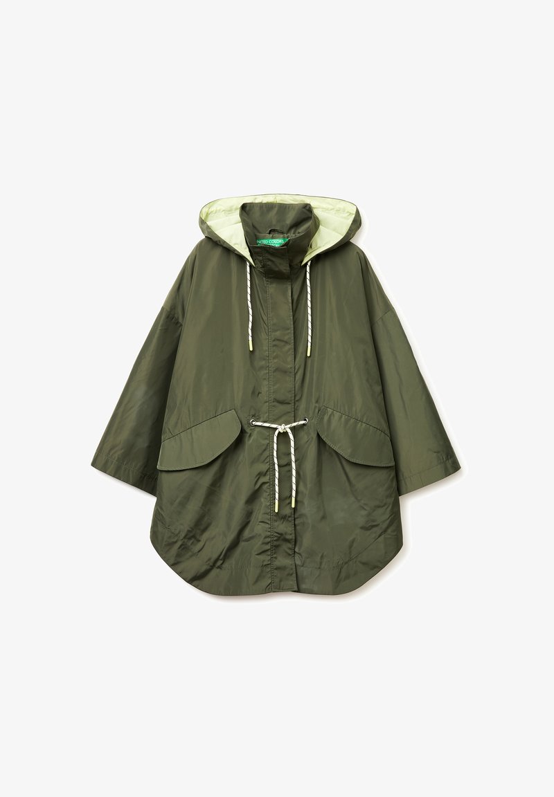 Volnější olivově zelený plášť s kapucí, předními kapsami se klopami a bílými nastavitelnými šňůrkami v pase a na kapuci.