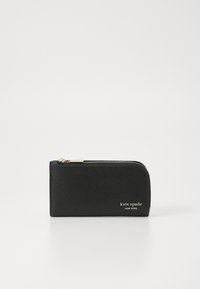 Portefeuille noir zippé en matériau texturé avec quincaillerie dorée. Présente un logo embossé à l'avant et une forme arrondie.