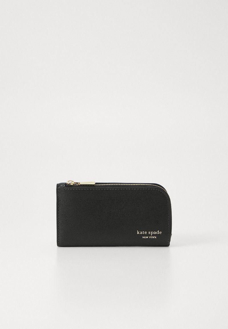 Portefeuille noir zippé en matériau texturé avec quincaillerie dorée. Présente un logo embossé à l'avant et une forme arrondie.
