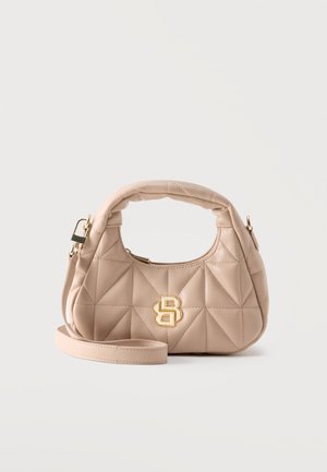 Béžová prešívaná kabelka s krátkym polstrovaným rúčkou, odnímateľným remienkom a zlatým dvojitým logom B na prednej strane, zobrazená na jednoduchom pozadí.