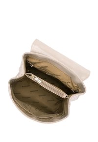 Bolso beige con un patrón de cocodrilo texturizado. El interior cuenta con un bolsillo con cremallera y un forro impreso de WITTCHEN. Amplia apertura para una mejor accesibilidad.