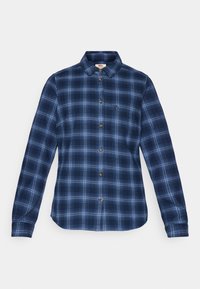 Camicia di flanella a quadri blu navy con maniche lunghe, chiusura con bottoni e un singolo logo ricamato vicino al petto. Presenta un colletto classico.