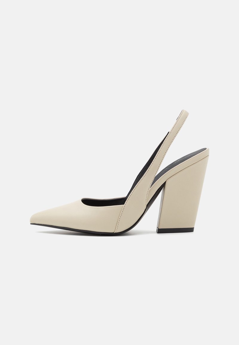 Chaussure slingback beige en cuir à talon haut avec bout pointu et talon bloc épais, vue de profil côté sur fond blanc.