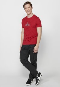 Koroshi SHORT SLEEVE - Apdrukāts T-krekls - rojo red