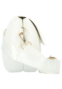 Borsa a mano bianca in pelle con tracolla bianca removibile, caratterizzata da un testo inciso discreto e una chiusura in metallo dorato.