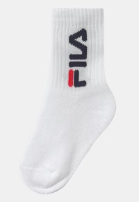 Vita bomull crew strumpa med ribbad textur, förstärkt häl och kontrasterande mörkblå och röda Fila-logga detaljer.